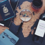 世界地図とワインとパスポート